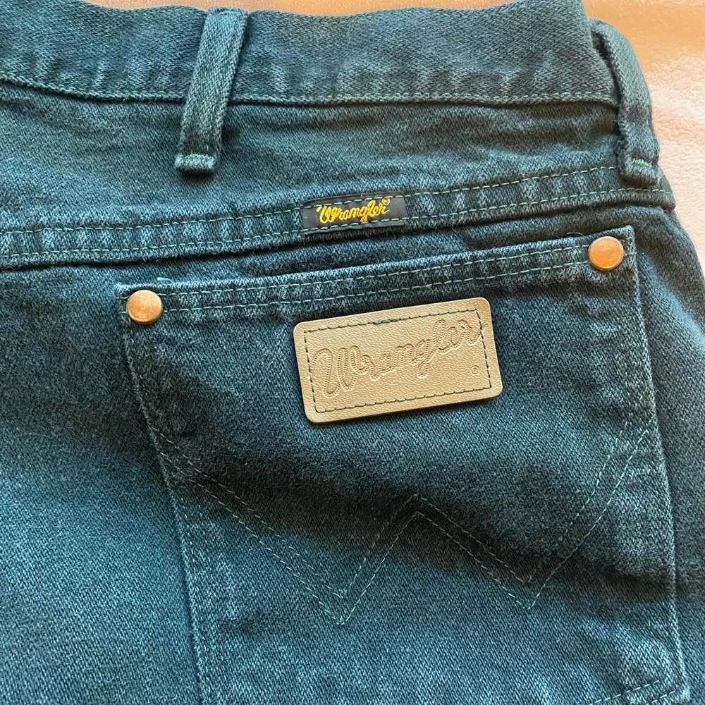 Men’s Green Wrangler style 13MWZKM Size 42x30